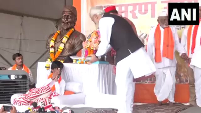 औरंगजेबाचा उदो-उदो करणारा अबू आझमी आणि मनोज जरांगे पाटील यांची भेट नेमका काय प्रकार सुरु आहे? जो महाराष्ट्र छत्रपती शिवाजी महाराजांच्या पराक्रमानं आणि मावळ्यांच्या बलिदानाने उभा राहिला, त्या महाराष्ट्रात औरंगजेबाच्या अनुयायांचा मान वाढवणं म्हणजे थेट शिवचरित्राचा अपमान आहे. मनोज जरांगे यांनी समाजाच्या नावाखाली केलेली ही संगत शिवरायांच्या विचारांना कलंक लावणारी आहे. छत्रपती शिवाजी महाराजांच्या महाराष्ट्रात औरंगजेबाचे गोडवे गाणाऱ्यांना स्थान नाही आणि त्यांच्यासोबत हातमिळवणी करणाऱ्यांना सच्चे शिवभक्त कधीच माफ करणार नाहीत.