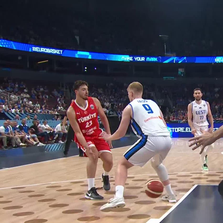 Tamam, bacak arası pas vermeyi düşünüyorsun da, bakmadan bacak arası pas vermeyi nasıl düşündün de uyguladın! Alperen Şengün’ün basketbol oyununu bu kadar basit göstermeye hakkı yok…