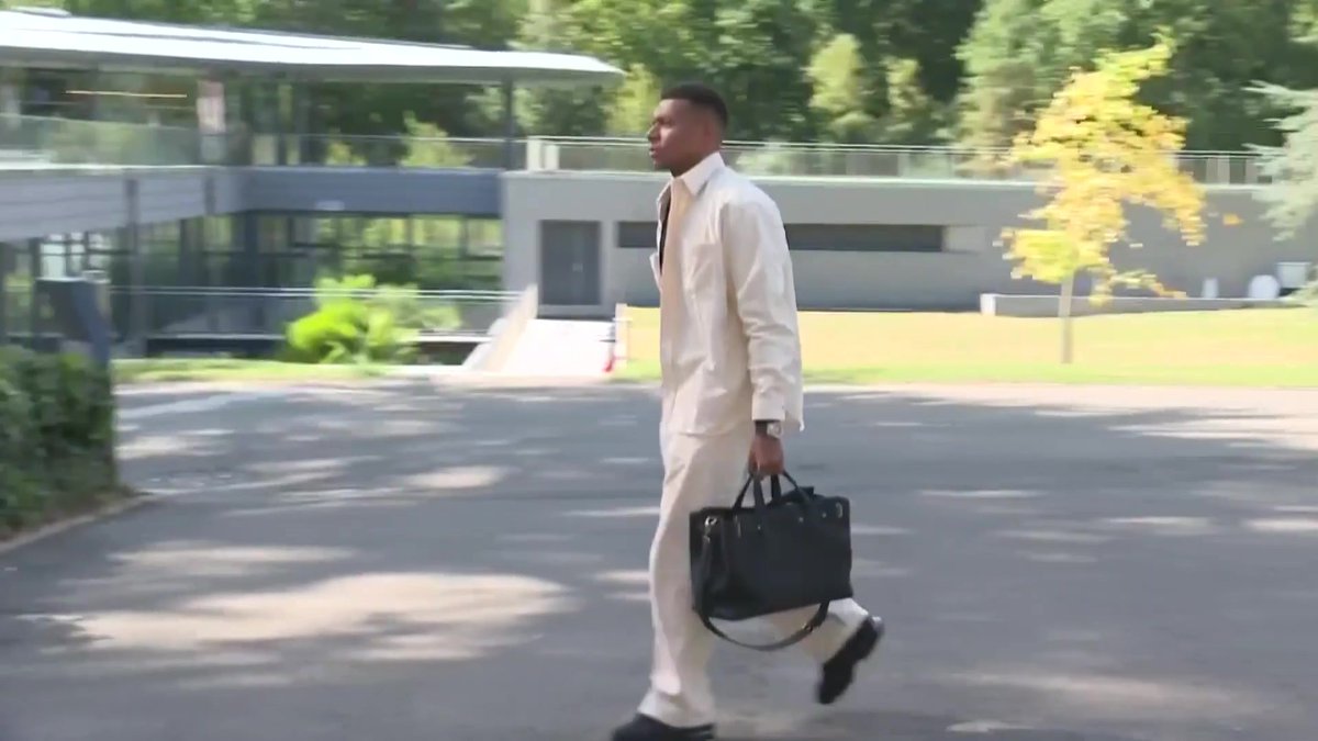 L'entrée, un peu pressée, de Kylian Mbappé au château de Clairefontaine ce lundi