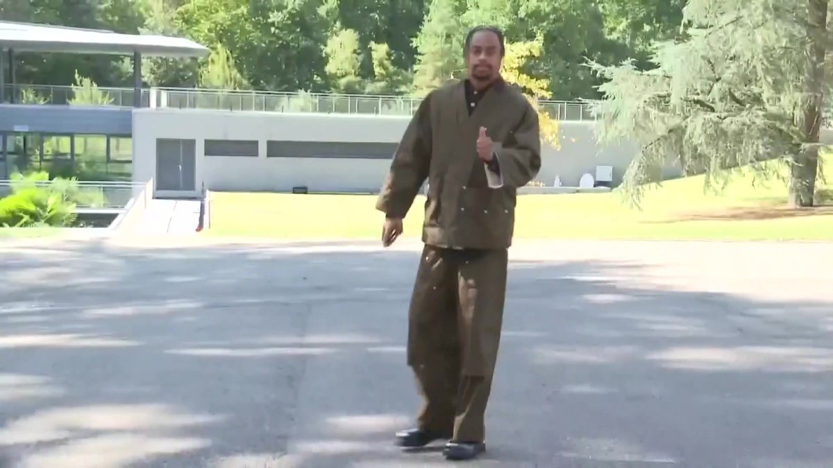 L'arrivée élégante de Bradley Barcola à Clairefontaine, où il retrouvera quelques autres Parisiens