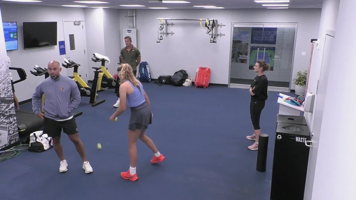 The hottest new doubles warmup trend just dropped 😂