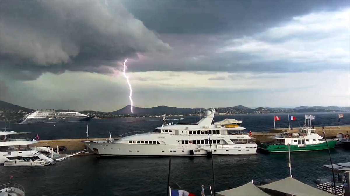 ⚡ Un orage d'une rare violence vient de frapper Saint-Tropez et Sainte-Maxime dans le Var ! Les images sont impressionnantes ! 💨 (via Viewsurf)