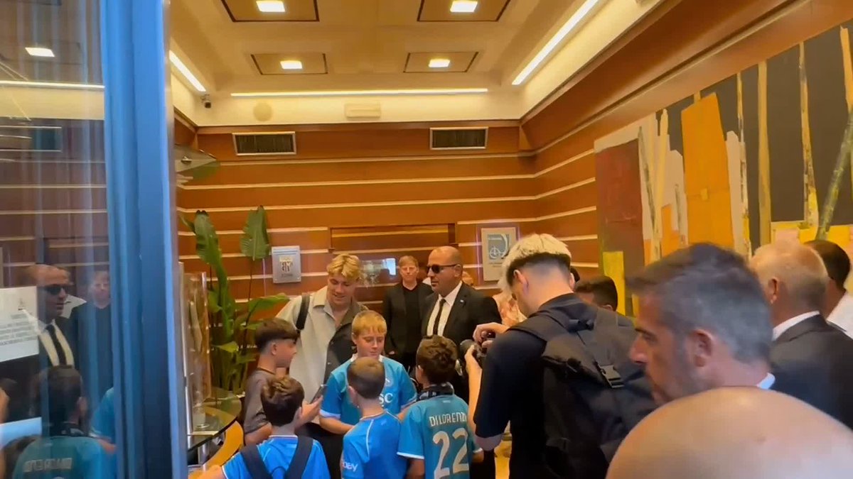 BREAKING: Manchester United have confirmed Rasmus Hojlund has completed a loan move to Napoli ✍️✅ The deal includes a conditional obligation worth £43m and will be triggered if Napoli qualify for the Champions League 🔓 #DeadlineDay