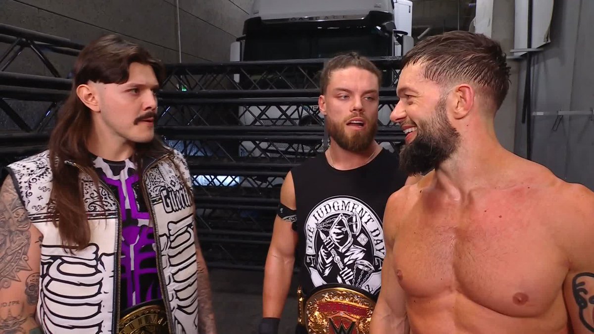 No Finn or JD at ringside... Will Dominik be able to leave Paris as the Intercontinental Champion?? 👀