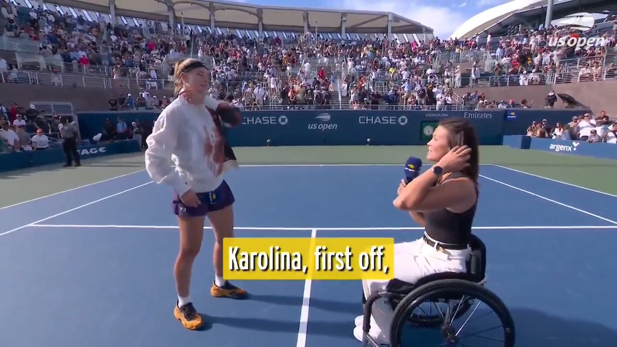 Dana Mathewson, the first American woman to win a major wheelchair title in doubles, keeps blazing trails as an on-court interviewer at the US Open 🙌 She interviewed Karolina Muchova, who reached the US Open quarterfinals.