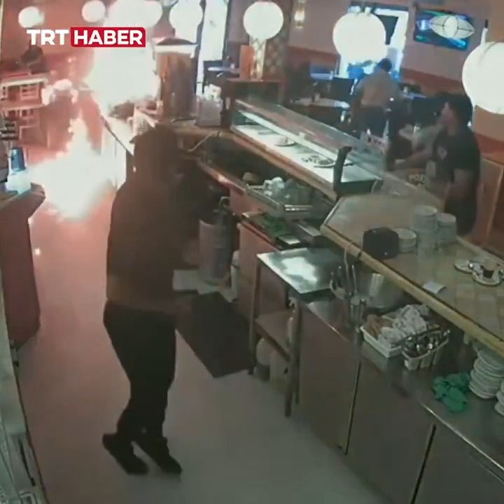 Yemek yediği restoranda mayonezin bittiğini öğrenen adam, sinirlenip dükkanı ateşe verdi. 📍İspanya