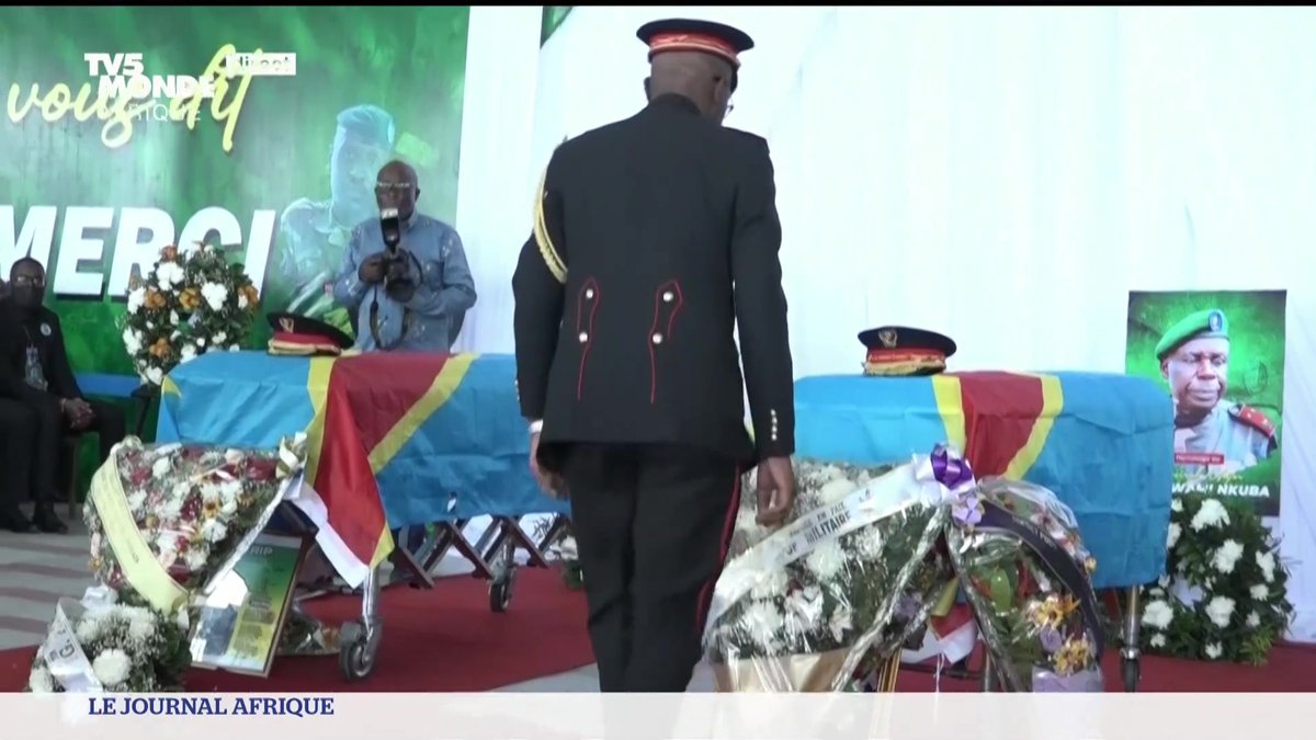 🇨🇩 Dernier hommage au gouverneur militaire défunt du Nord-Kivu, le général major Peter Cirimwami, tué au front en janvier lors de combats contre les rebelles du M23. Hommage lors d'une cérémonie au Palais du Peuple à Kinshasa, présidée par le chef de l'Etat Félix Tshisekedi.