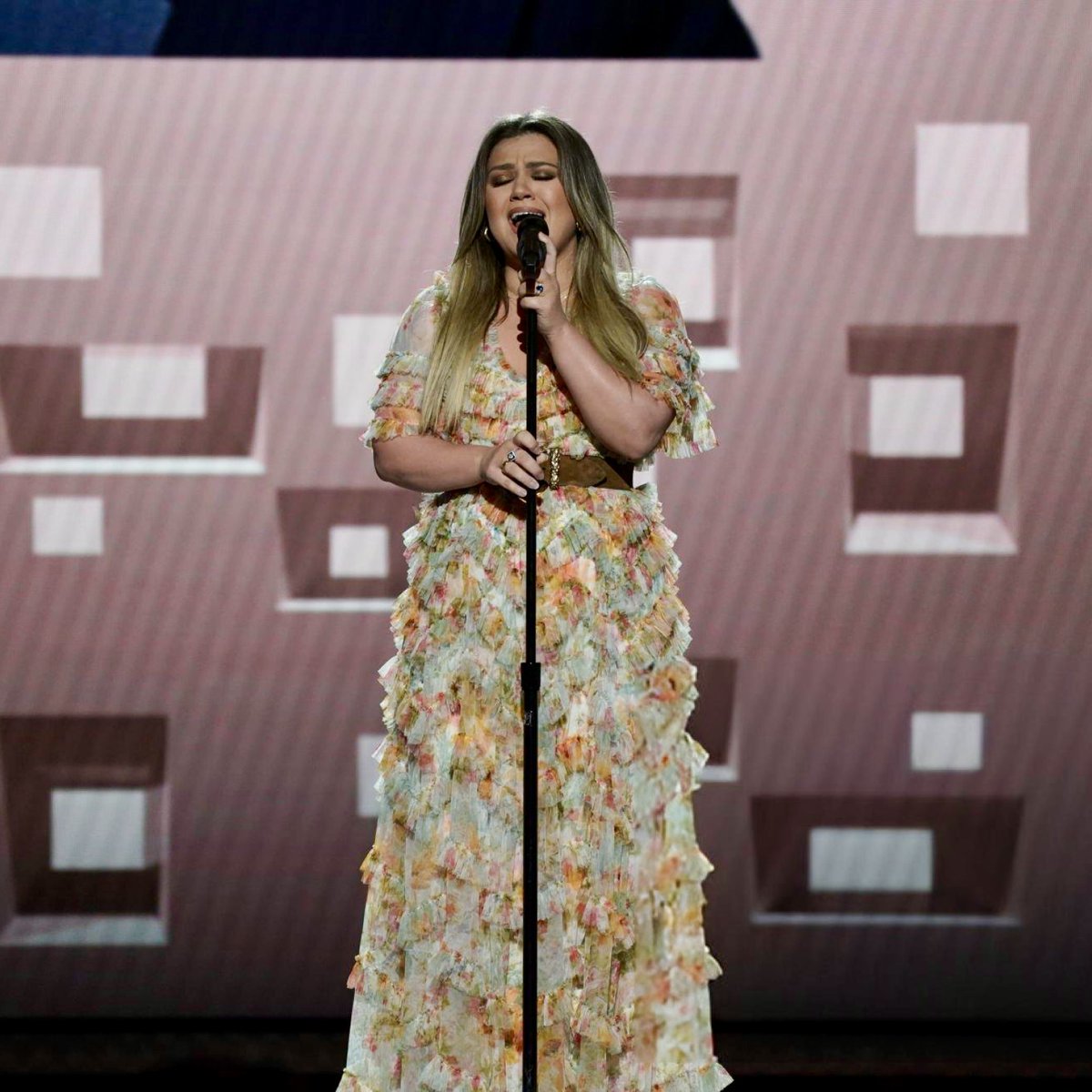 Kelly Clarkson’s rendition of ‘The Dance’ during her divorce might be one of the most emotional performances of all time, her passion and soul are ALWAYS on point 🥺