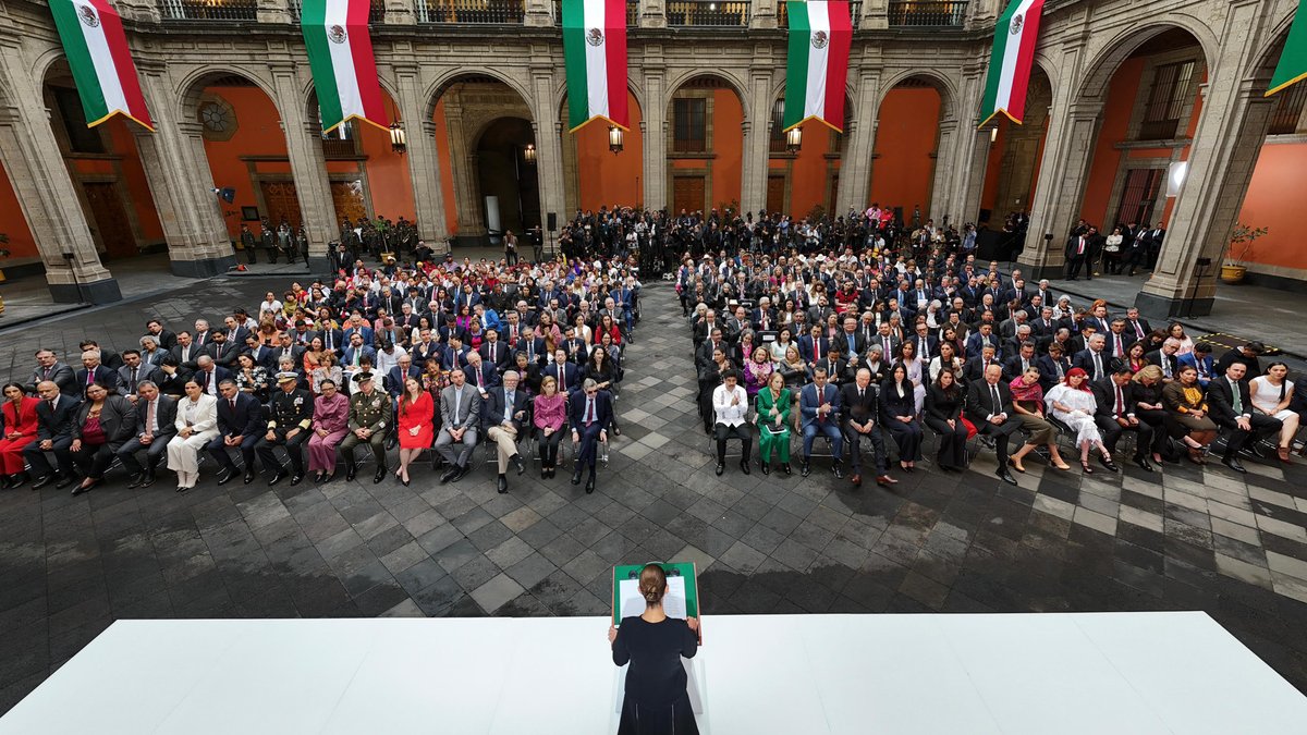 En Palacio Nacional, comparezco ante la nación para rendir cuentas sobre los primeros 11 meses de gobierno. Lo hago como servidora del pueblo, con la certeza de construir un México más justo, democrático, libre y soberano. Vamos bien y vamos a ir mejor; la transformación avanza.