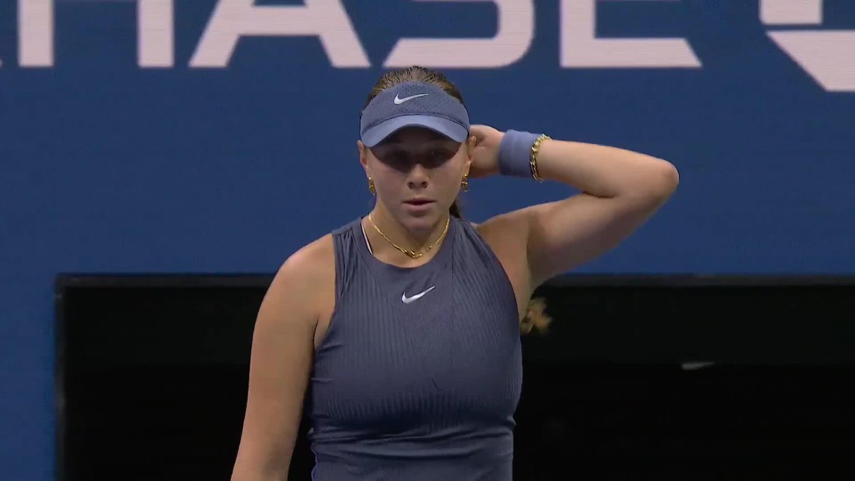 Amanda Anisimova with the ace to take the first set 6-0.