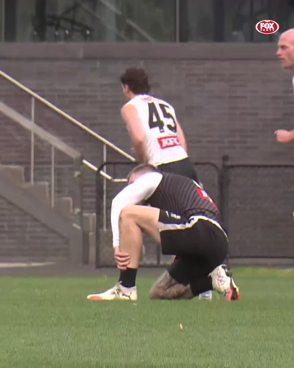 Pies star Jordan De Goey was seen clutching his lower leg during a training session, ahead of Collingwood's blockbuster Finals clash against the Crows 🫣