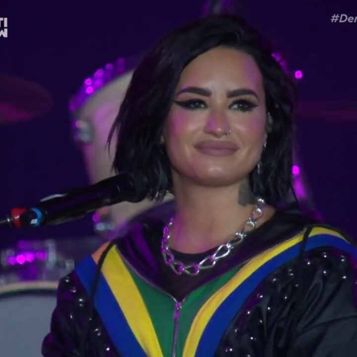 Há 2 anos, Demi Lovato fazia um dos melhores shows de sua carreira no The Town, em São Paulo. Tivemos look em homenagem ao Brasil, Demi cantando em português, Neon Lights (rock version) a pedido dos fãs, primeira live de Tell Me You Love Me... Quem viveu? ✨🤍