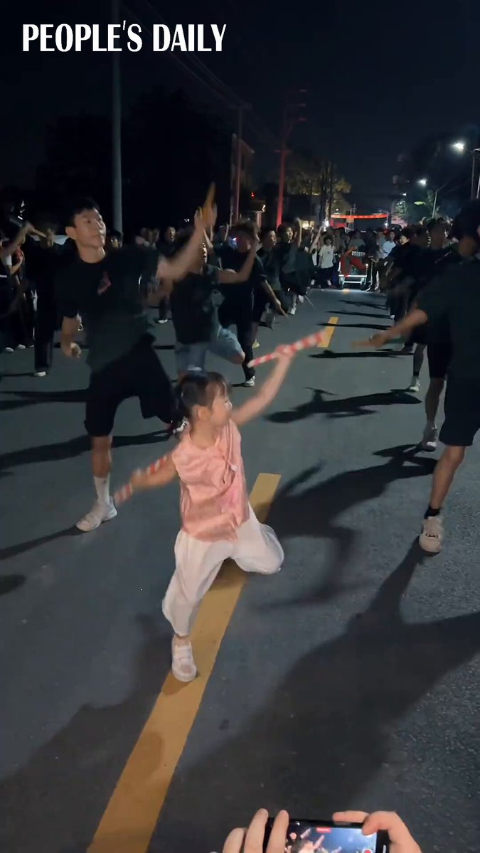 A 6-year-old girl wowed the crowd with her full-on energy and flawless Yingge dance, a traditional folk art form that combines elements of opera, dance, and martial arts, in south China's Guangdong Province.