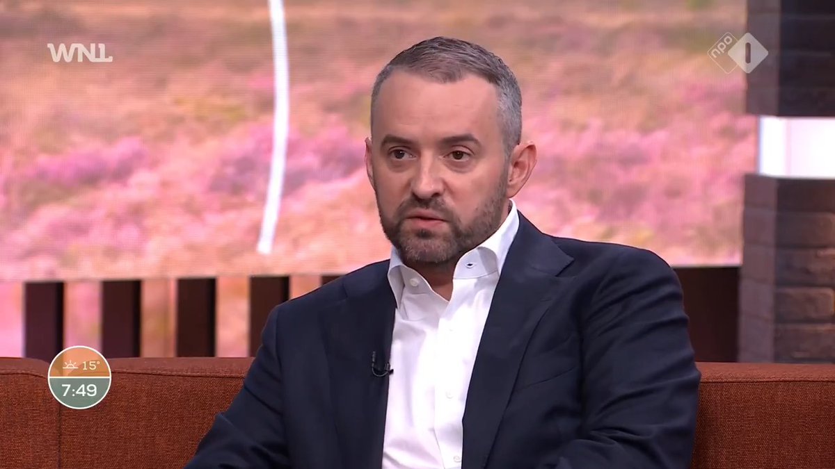Slechts vier procent heeft nog vertrouwen in de politiek. SP-leider Jimmy Dijk begrijpt het. "Als je kijkt naar de afgelopen twee jaar, dan is het alleen maar ruzie geweest. Het is bizar. Het is echt een kleuterklas." Volgens Dijk is er amper ruimte voor de inhoud. #WNL