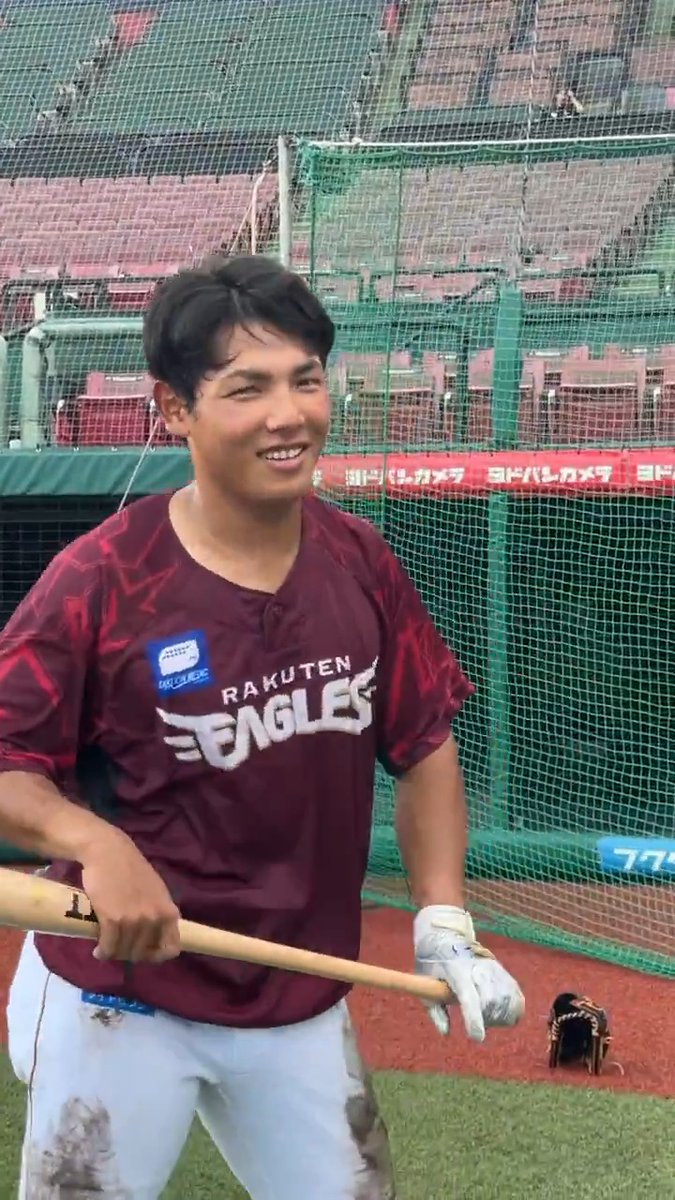 こちらにも汗だくの選手が👀 水?いや、汗もしたたる...?💦 #小森航大郎 #RakutenEagles #キ!