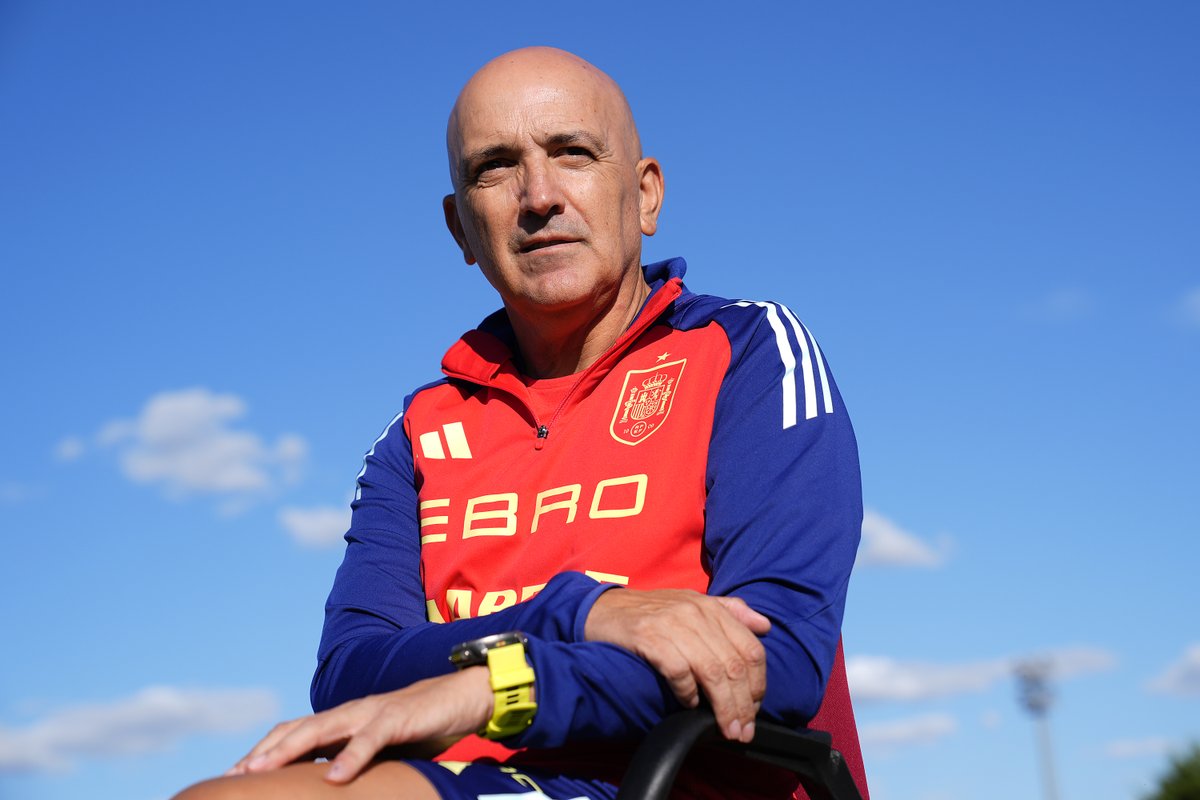 ✨ "Estar con esta Selección es cumplir un sueño". 1️⃣ Así fue el primer día de 𝗗𝗔𝗩𝗜𝗗 𝗚𝗢𝗥𝗗𝗢 al frente de la Selección 𝗦𝗨𝗕-𝟮𝟭. 🔗 #NuestraBase | #U21EURO