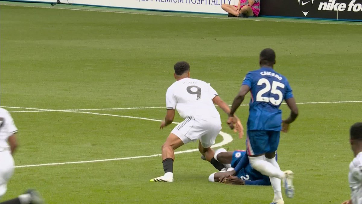 🗣️ "I think it's been too forensic." Dermot Gallagher on VAR's conclusion to rule out Josh King's opening goal against Chelsea 🔎