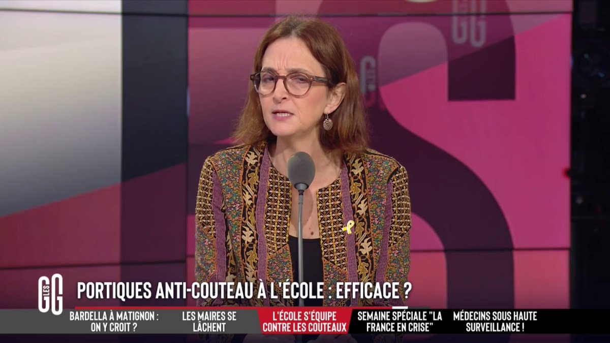 🔪 Premier portique anti-couteau installé à l’entrée d’un lycée à Lyon. Efficace ? 🗣️ Barbara Lefebvre : "Quand on trouve un couteau : conseil de discipline et exclusion automatique. Il faut que ce soit systématique." #GGRMC