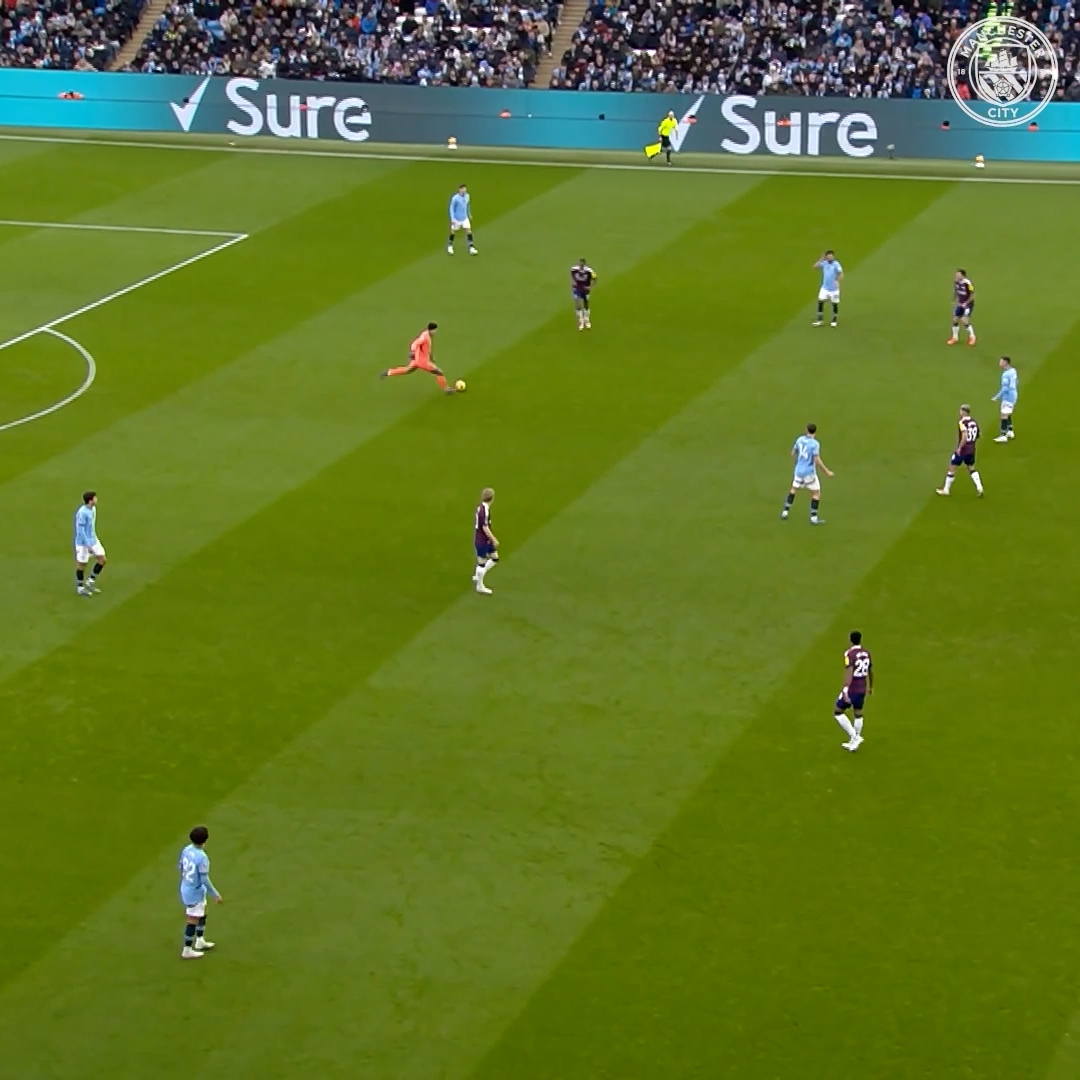 Ederson, kiper dengan assist (7) terbanyak sepanjang sejarah Premier League resmi berpisah dengan Man City dan bergabung Fenerbahce 18 gelar (2017–2025): Premier League: 6 FA Cup: 2 EFL Cup: 4 Community Shield: 3 UCL: 1 UEFA Super Cup: 1 FIFA CWC: 1