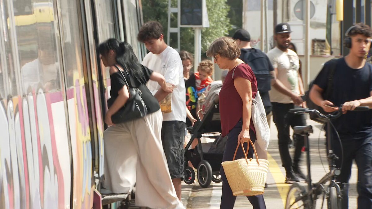 "El tren sempre va malament, sempre va tard i sempre hi ha obres." Queixes dels usuaris pels retards i les obres de l'R4, la línia de Rodalies que va de Sant Vicenç de Calders a Manresa