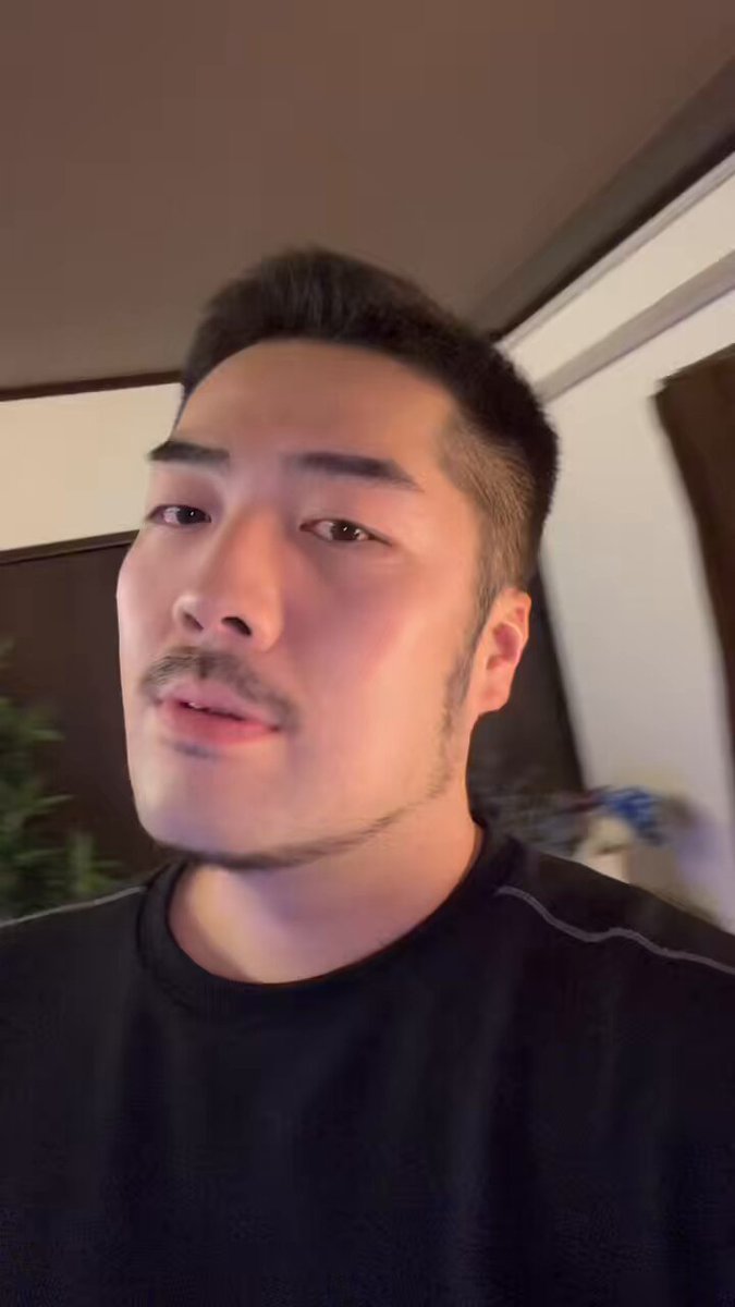 いや加工してないけど...? 横顔が1番細く撮れるからそうなっちゃうだけ...
