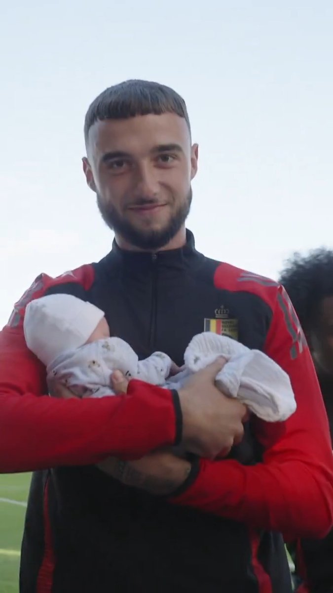 Um autógrafo? Não, segura o meu bebé 😂🇧🇪