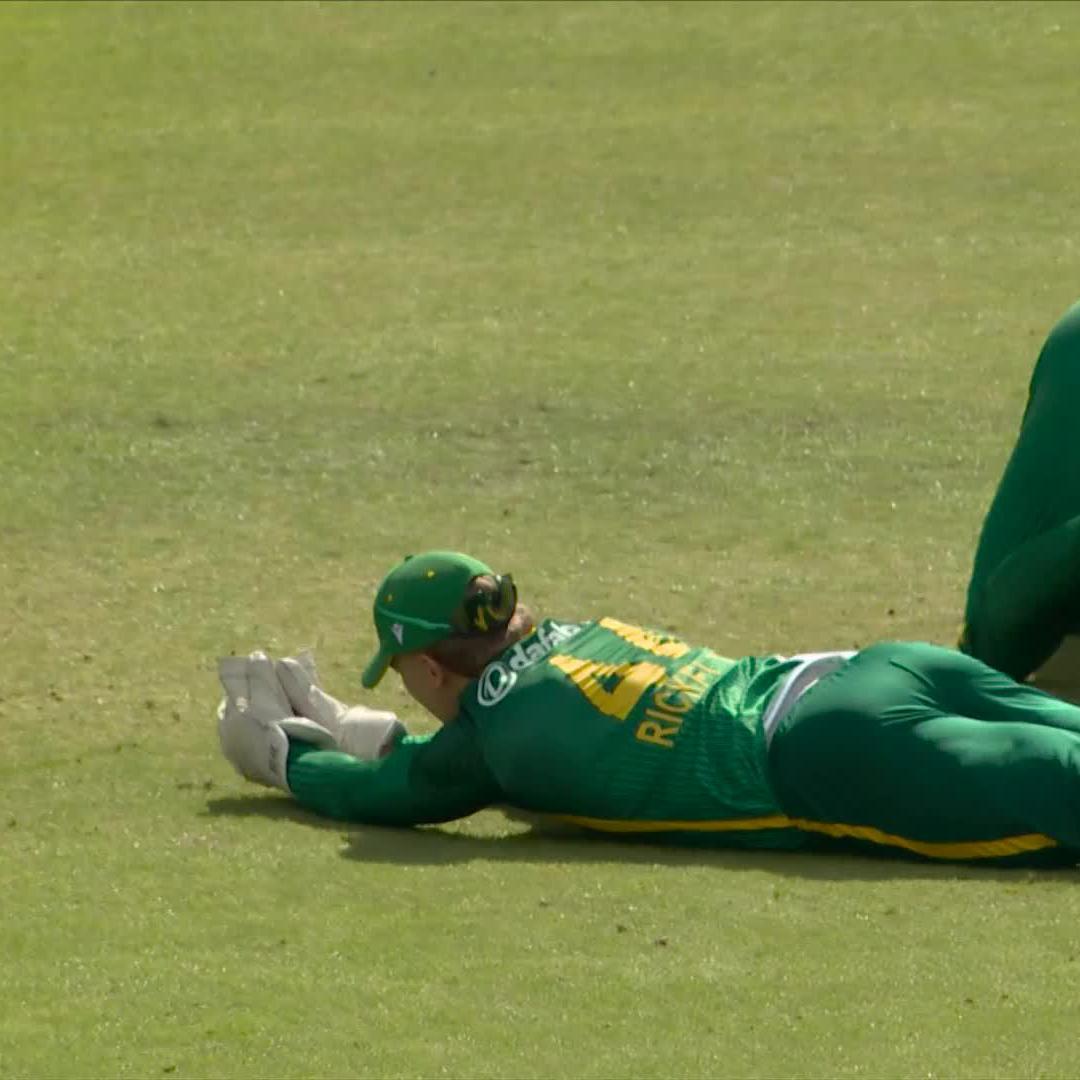 That's some catch 👏 Root falls to Rickelton's grab 🤲 🏴 #ENGvSA 🇿🇦