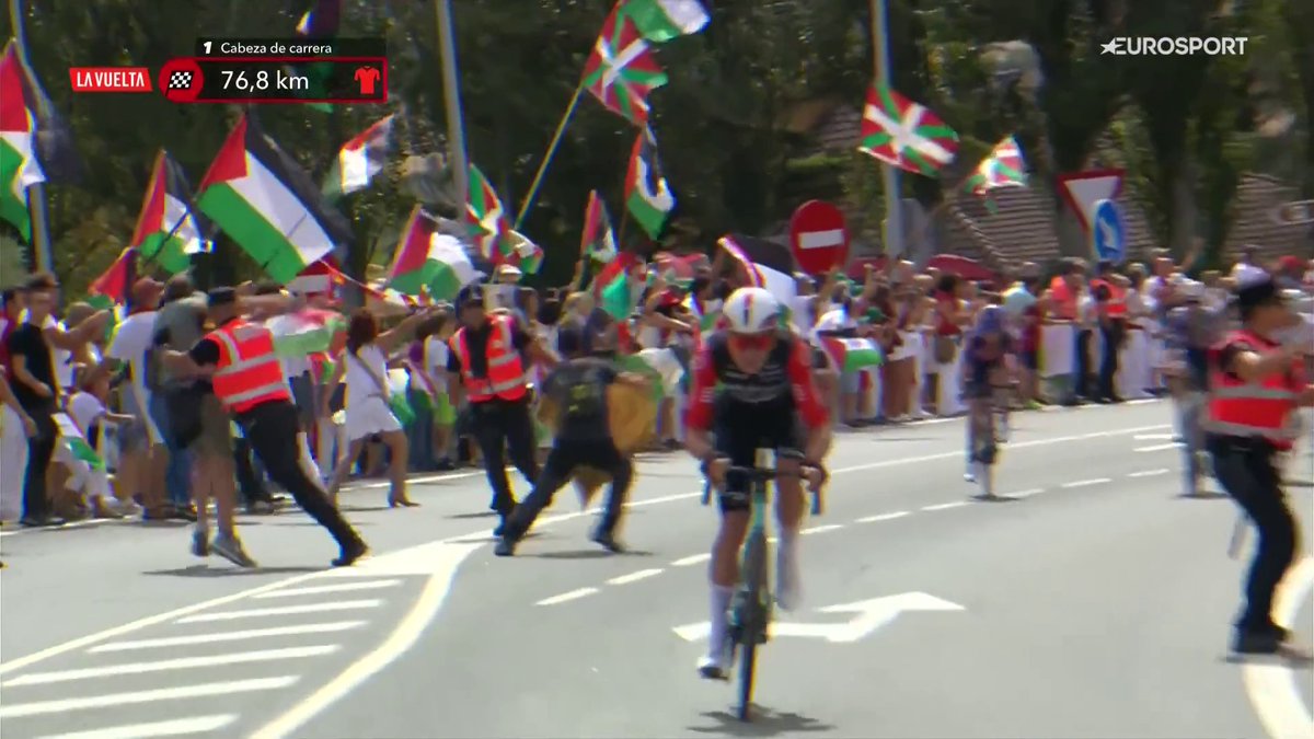 📹 Nouvelle manifestation propalestinienne sur la 10e étape de la Vuelta. Des manifestants ont notamment tenté de traverser la route pendant le passage des coureurs. L'Italien Simone Petilli (Intermarché-Wanty) serait tombé lors de cette séquence. #LesRP