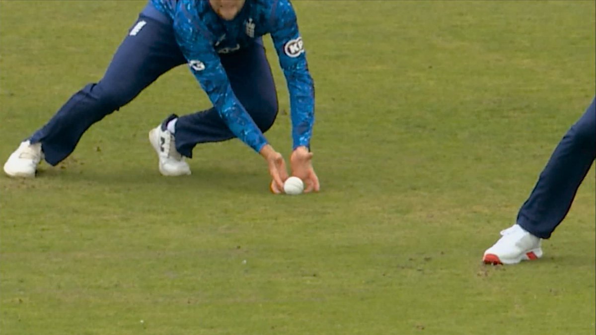 Ryan Rickelton survives a marginal call as it's deemed that the ball didn't carry to Joe Root at slip 👀