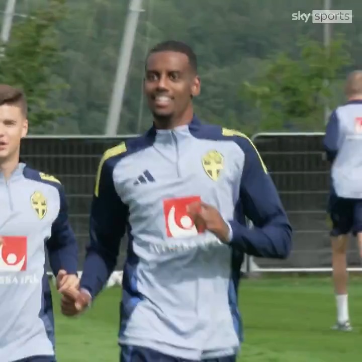 Alexander Isak all smiles in Sweden training as Viktor Gyokeres reacts to British-record Liverpool transfer 🎥
