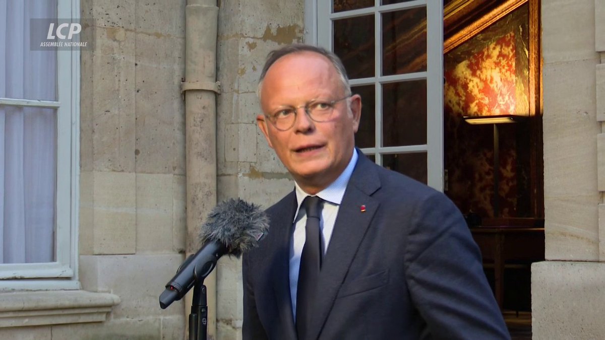 "Les responsables politiques ont une obligation : échanger ensemble et essayer de construire la solution qui leur permettra de construire un budget", considère Edouard Philippe à sa sortie de Matignon. "Nous devons discuter et penser d'abord à l'intérêt des Français." #budget