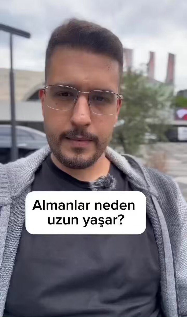 Almanya’da 90, 95, hatta 100 yaşında hâlâ yürüyen, alışveriş yapan insanlar var. Ve hepsi çok sakin. Ne kimseyle uğraşıyorlar, ne bir şeyi kafaya takıyorlar. 98 yaşındaki biri bana dedi ki: “Ben hiçbir şeyi büyütmedim.”