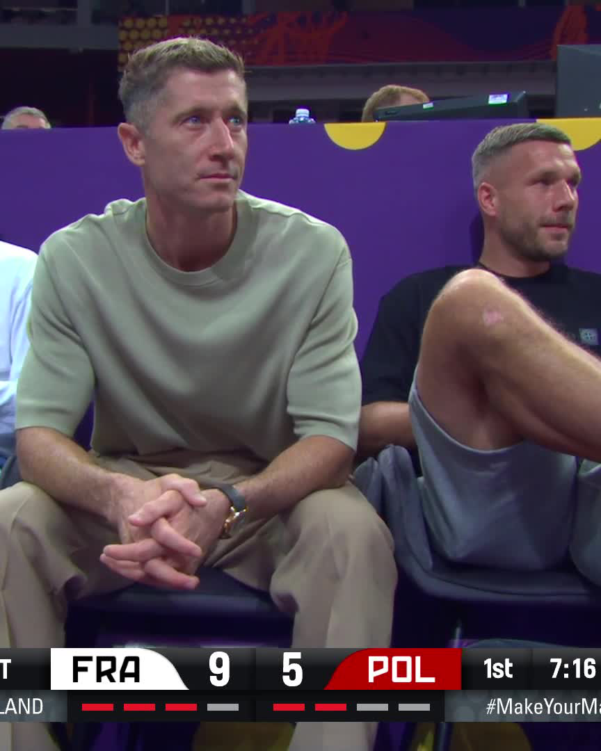 Everyone is a #EuroBasket fan. 🇵🇱 ROBERT LEWANDOWSKI AND POLAND NATIONAL FOOTBALL TEAM INCLUDED. 🙇 #EuroBasket x @koszkadra