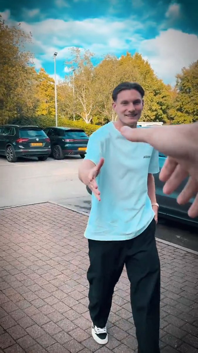 📹 BTS with our deadline day signing, Taylor Gardner-Hickman ✍️ #Rovers 🔵⚪️