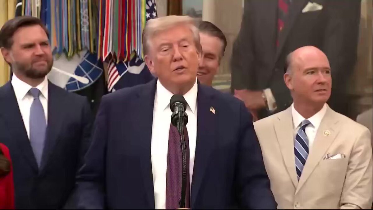 🔴🇺🇸 Donald Trump répond aux récentes accusations de l’extrême gauche : 🗣️ « La semaine dernière, j’ai tenu de nombreuses conférences de presse... Je n’en ai pas fait pendant deux jours et ils ont dit qu’il devait y avoir un problème avec moi. Biden, lui, n’en a pas faites pendant des mois... personne n’a jamais dit qu’il y avait un problème. »