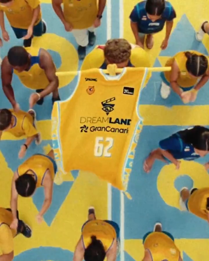 No es solo una camiseta. Son los colores de nuestra bandera. Las pintaderas, que nos recuerdan que para mirar al futuro, debemos conocer nuestra raíz. Es el orgullo de toda una isla en nuestra piel 💛 Que no te lo cuenten, abónate para esta nueva temporada.
