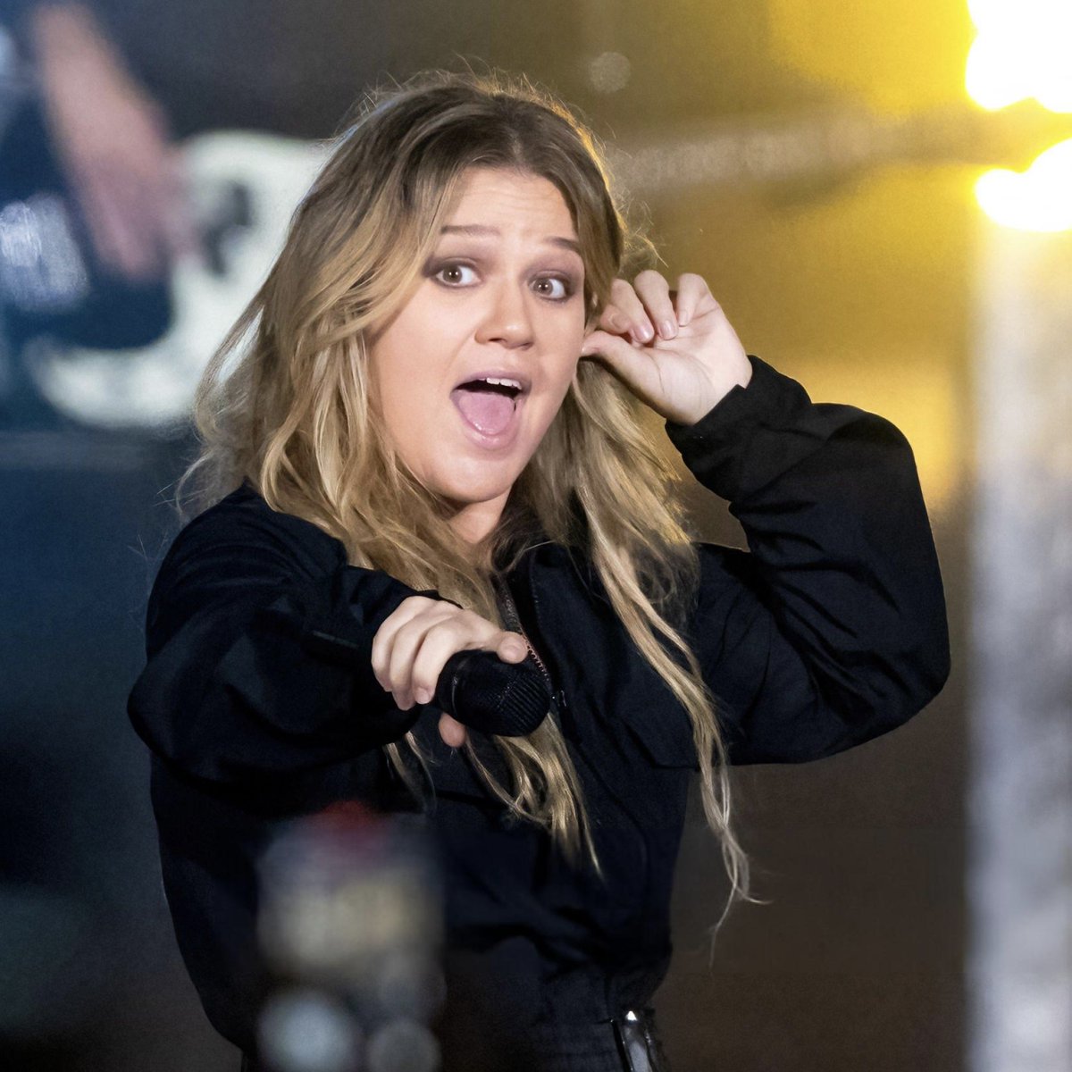 Kelly Clarkson attempting the ‘Since U Been Gone’ high note in 3 DIFFERENT DECADES, it’s crazy how she not only maintained her voice but actually improved her technique over the years 😭
