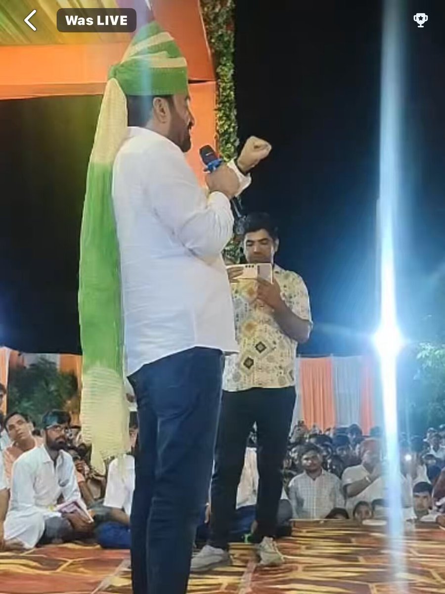 शराब पीकर मंच पर आकर लोगों को परेशान करने के थानेदार को हनुमान बेनीवाल जी ने अच्छा सबक सिखाया..... यहाँ से 5 मिनट में चले जाओ अन्यथा अगर मैं नीचे आ गया तो तुम्हारे SP, IG मौके पर आएंगे और सबको पटककर मेडिकल करवाऊंगा अभी - HANUMAN BENIWAL