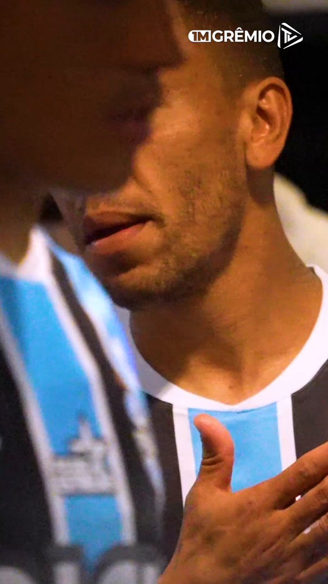 BASTIDORES ALFA! 🎥🇪🇪 Do vestiário ao campo, a GrêmioTV registrou cada detalhe do empate Tricolor no Rio de Janeiro. Força e raça até o último segundo. Dá o play e confere mais um conteúdo exclusivo! ▶️ 📺 Assista completo em: