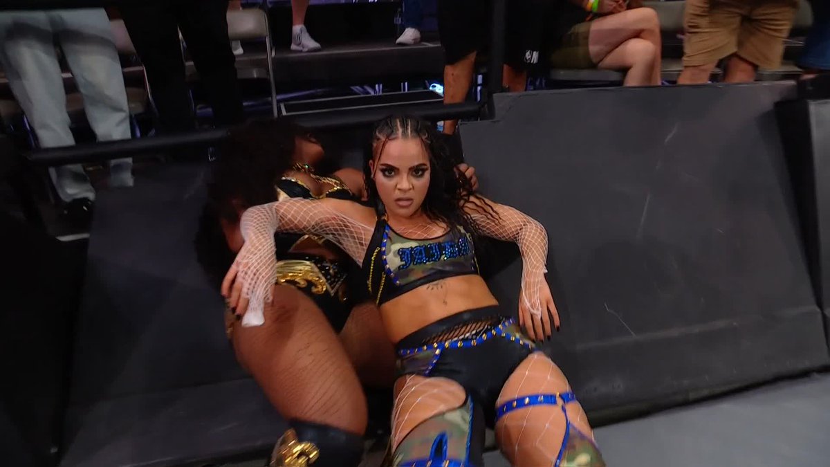 She's not done! 😱 𝙹 just sent Lash Legend through the barricade... 😤