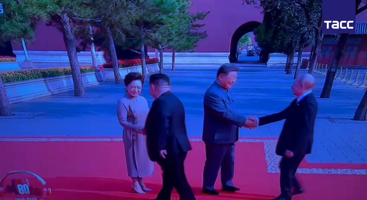 🇨🇳🇷🇺🇰🇵President Xi and wife, Peng Liyuan, greet Putin and Kim as they arrive in Tiananmen Square. The trio briefly spoke on the way to the stands of the parade in Beijing.
