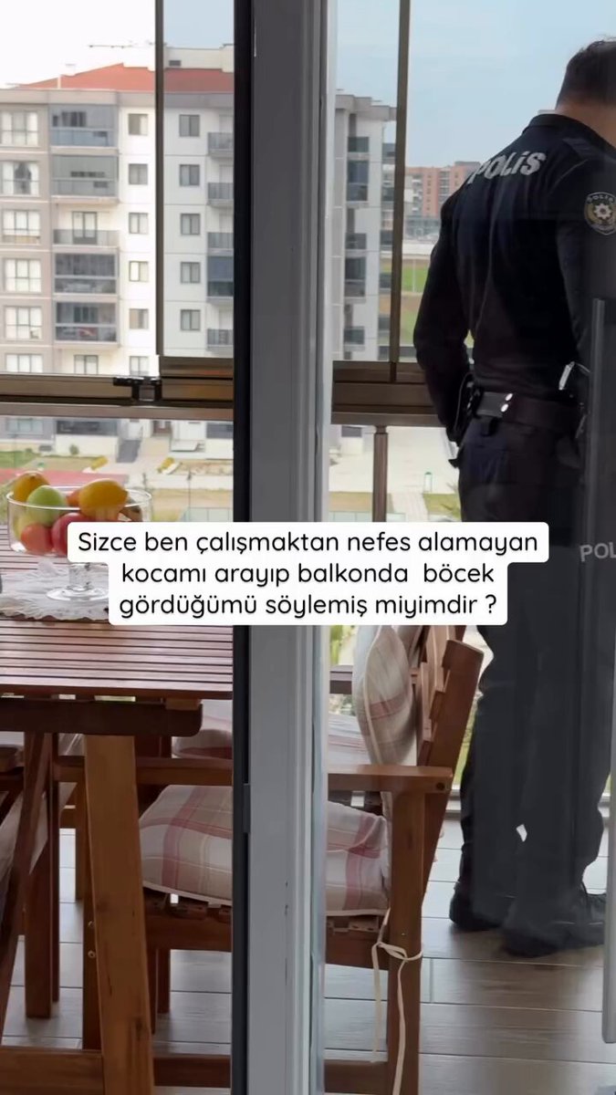 Polis memuru olan bir kadın, eşini evdeki böceği dışarı atması için eve çağırdı.