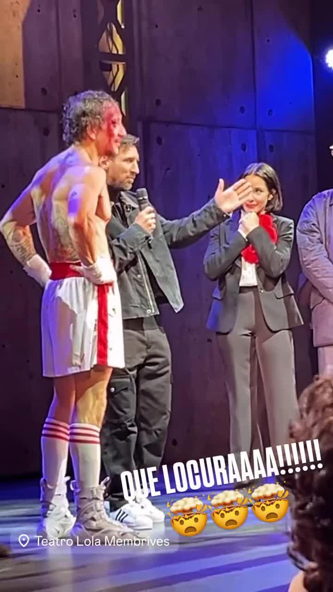 ROCKY Y LA PULGA: Leo Messi fue a ver la obra del actor argentino Nico Vázquez a un teatro de la Calle Corrientes y habló ante el público presente. 🇦🇷👏 📹 ezequielias (IG)