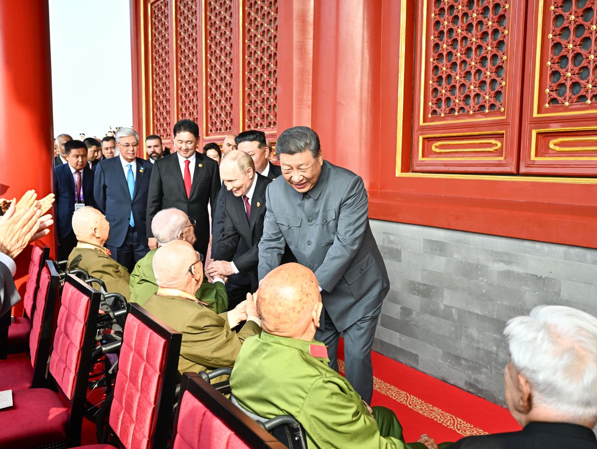 President Xi Jinping shook hands with war veterans attending V-Day commemorations. #XiJinping #80thanniversary