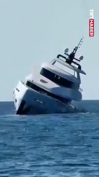 Zonguldak'ta 40 milyon liralık lüks yat, denize indirildikten 15 dakika sonra battı. Yatın sahibi ve mürettebat yüzerek kıyıya çıktı.
