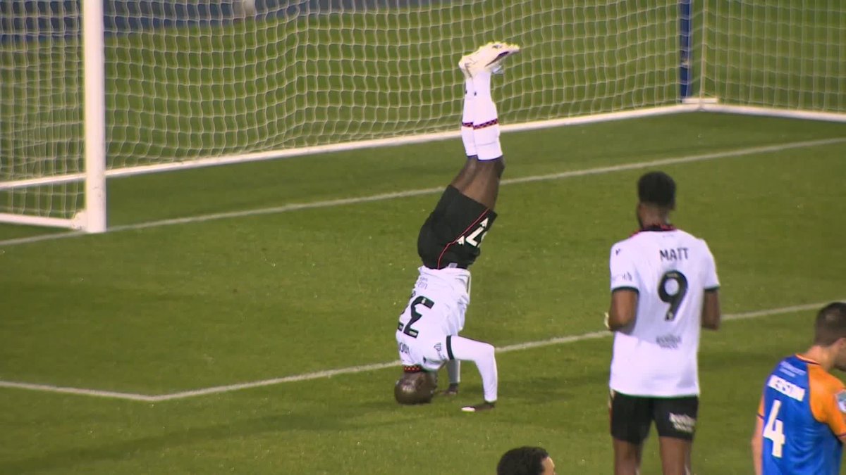 An all-timer of a celebration from former Aston Villa and Middlesbrough forward Albert Adomah, for Walsall in the Vertu Trophy! 🤸