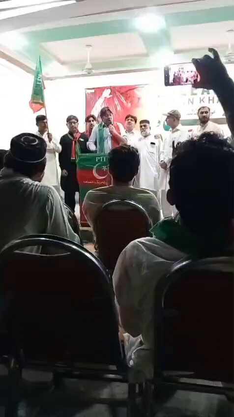 خان سے معافی کا۔مطالبہ کرنے والے 24 گھنٹے اس پہ قائم نہیں رہ سکتے اور یہ مطالبہ واپس لینا پڑتا ہے، یہ ہوتا ہے خوف! تم معافی مانگو، 71 کی معافی، سیاچن اور کارگل کی معافی، آئین کو بار بار توڑنے کی معافی، اپنے حلف کو بار بار توڑنے کی معافی، ملک کو تباہ و برباد کرنے کی معافی!