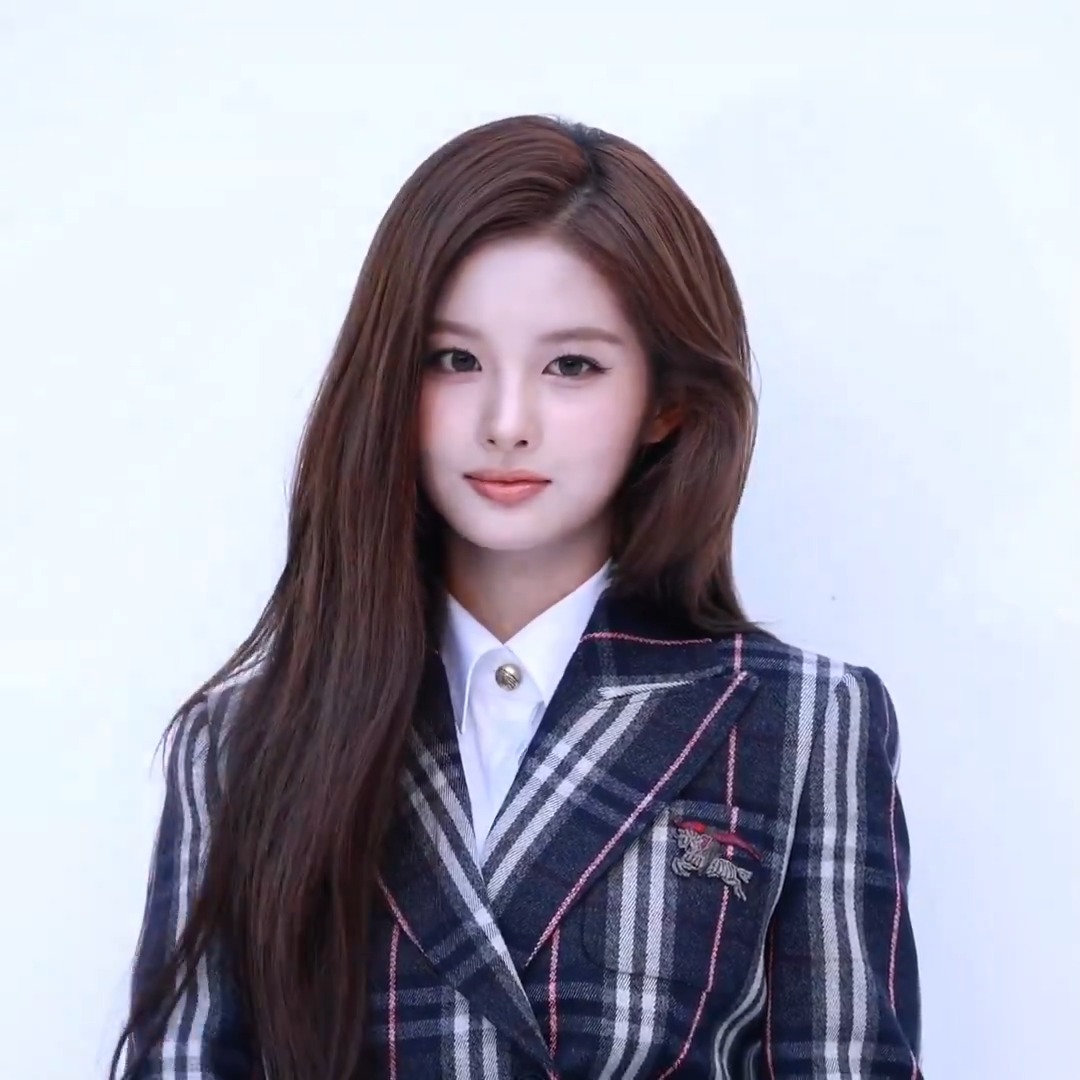 Sullyoon serving body and face at the BURBERRY Event today