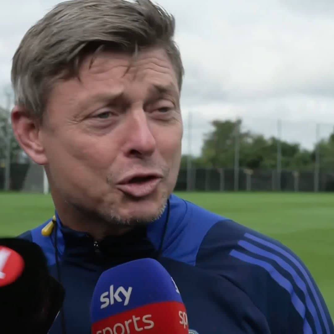 🗣️ "He's smiling, he's so happy to be here" Sweden manager Jon Dahl Tomasson discusses Alexander Isak being back in training ahead of their World Cup qualifier against Slovenia 🇸🇪