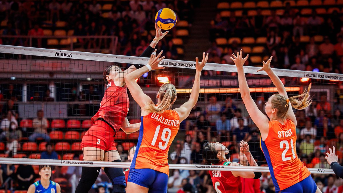Netherlands 🧡 struck first, but Japan 🇯🇵 clapped back 💥 It’s 1️⃣–1️⃣ in the very first Quarterfinal of the World Championship! This one’s already a thriller 🔥 📺 Watch it LIVE on VBTV: #WWCH #Volleyball #Thailand2025 #ElectrifyingThailand